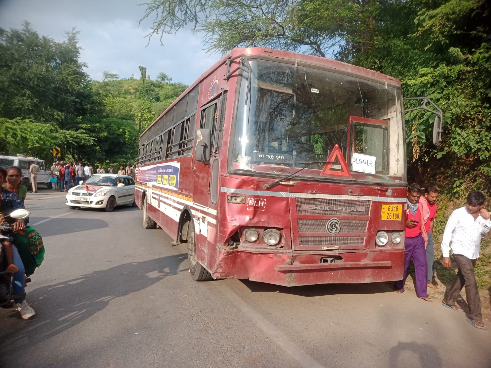 અંબાજીમા ગબ્બર નજીક બસની ટકકરે બાઈક સવાર પિતા-પુત્રીનું મોત 2 - image