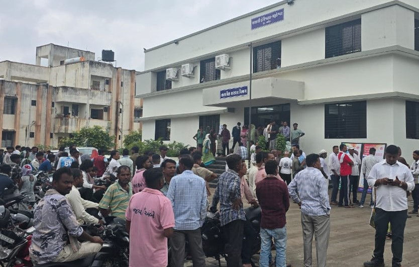 નર્મદામાં ભેખડ ધસી પડવાની દુર્ઘટના: મૃતક ત્રણ શ્રમિકોના પરિવારને રૂ. 50-50 લાખની સહાય જાહેર 2 - image