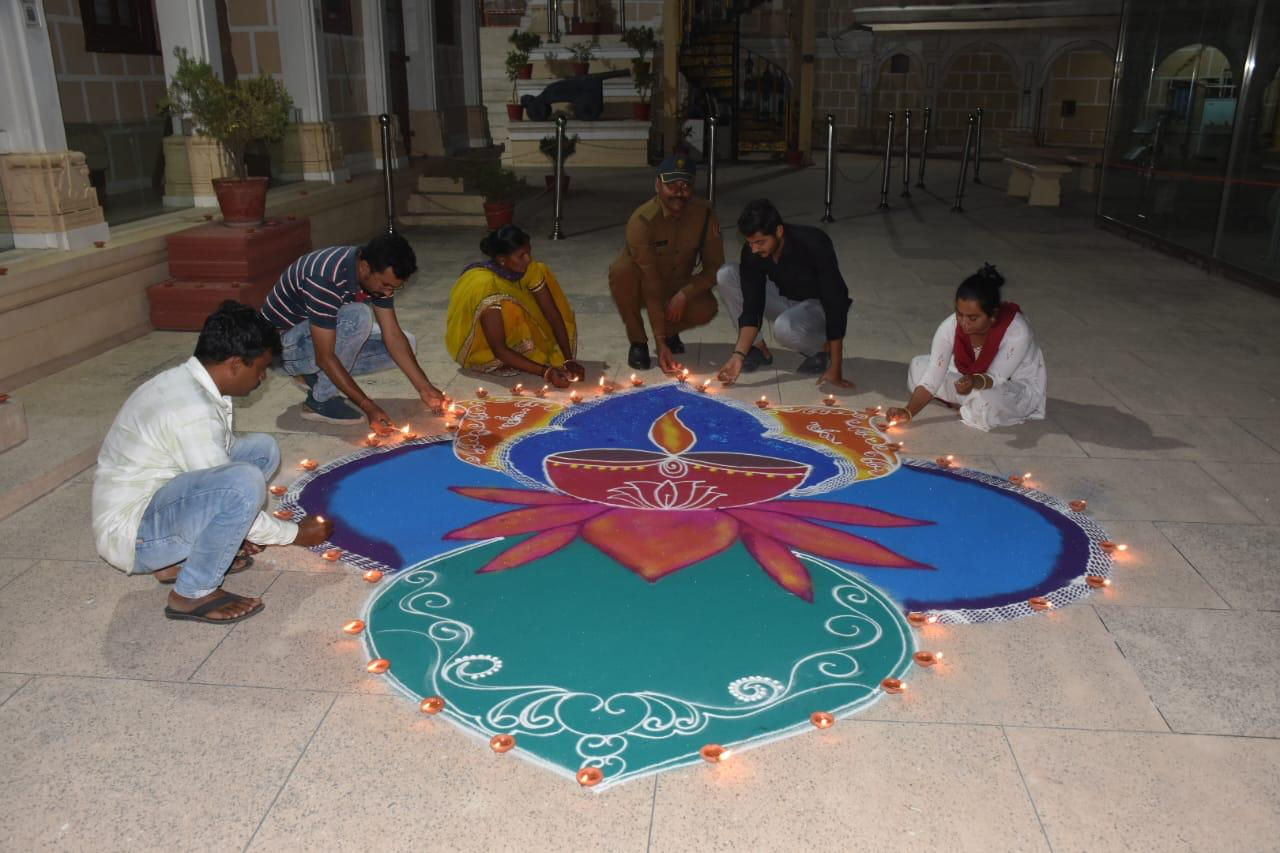 Photo: દિવાળીના તહેવારનો યુનેસ્કોની અમૂર્ત ધરોહર યાદીમાં સમાવેશ થતા જામનગરમાં કરાઈ અનોખી ઉજવણી 5 - image