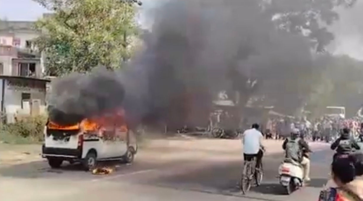 બીજાદિવસે પણ કારમાં આગનો બનાવ, સુસેન રોડ પર કાર સળગતાં ટ્રાફિકજામ 1 - image