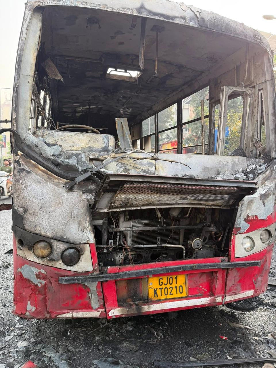 સદનસીબે મોટી દુર્ઘટના ટળી, AMTS ની પેસેન્જર લેવા ઉભેલી બસમાં શોટ સરકીટથી આગ લાગી 1 - image