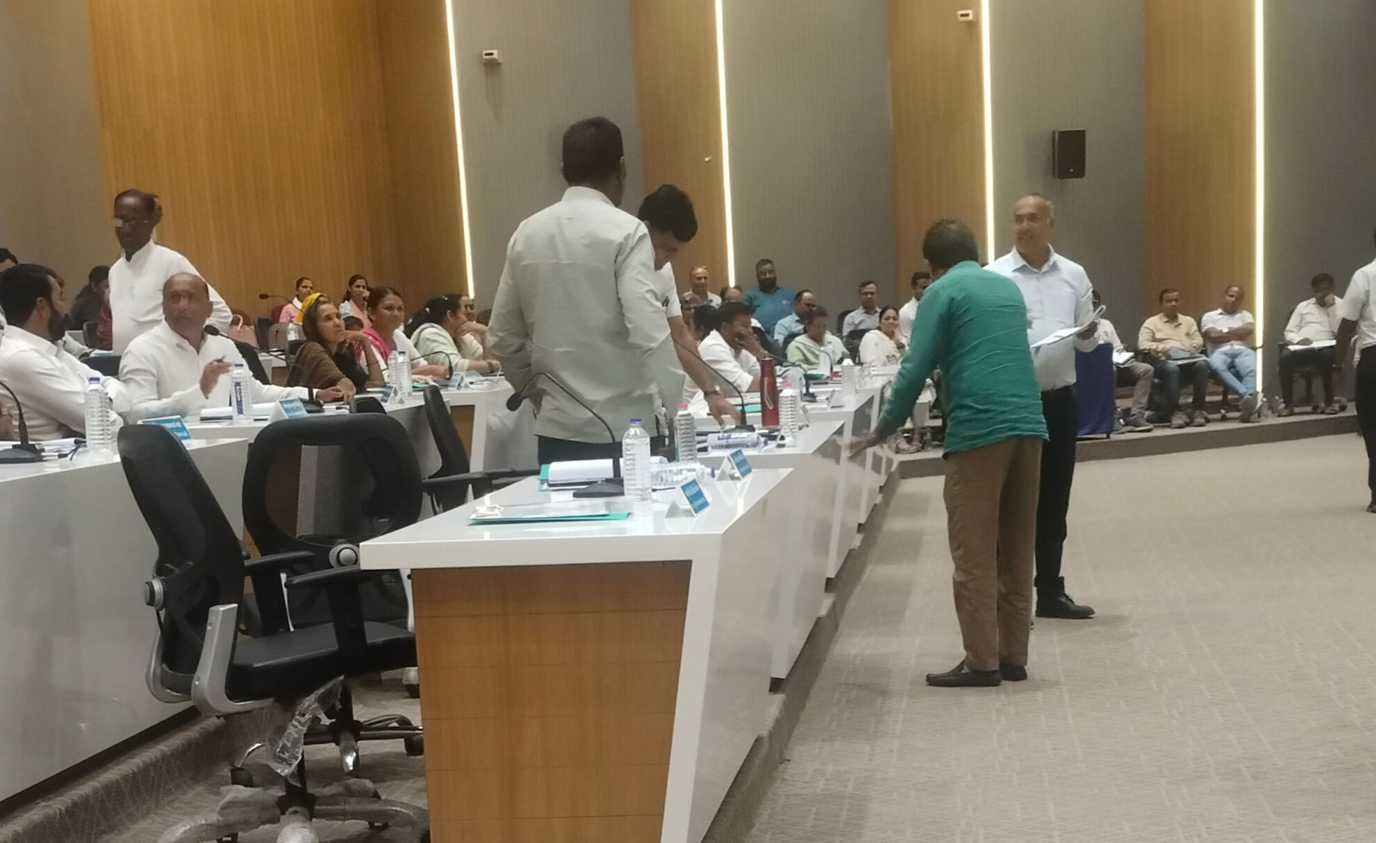 વડોદરા જિ.પંચાયતનું બજેટ મંજૂરઃ હરણીની પંચાયતની જમીનના લેન્ડ ગ્રેબિંગના મુદ્દે વિપક્ષની ઉગ્ર રજૂઆત 1 - image