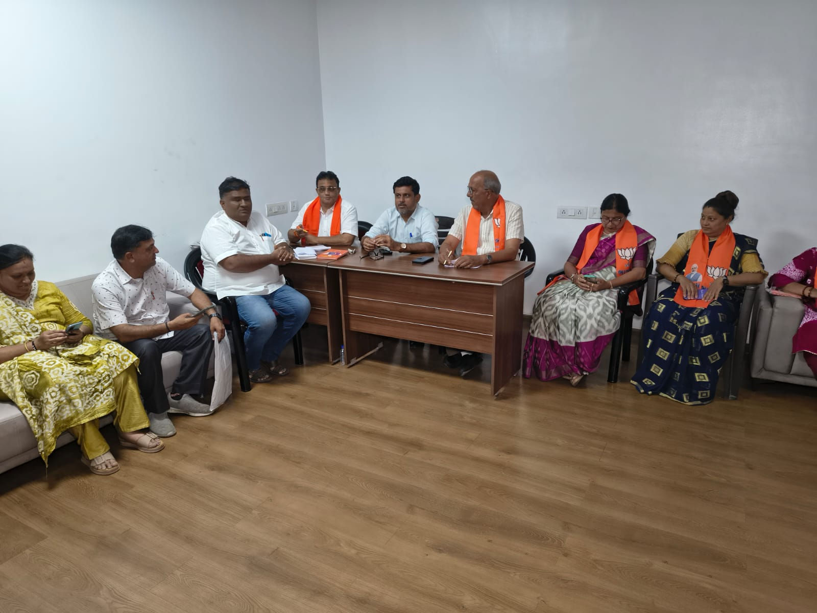 સુરતમાં મેયર સહિતના પદ માટે સેન્સ પ્રક્રિયા: 58 મહિલા કોર્પોરેટરોમાંથી કોને લાગશે લોટરી? દાવેદારોમાં ઉત્સાહ સાથે ઉચાટ 3 - image