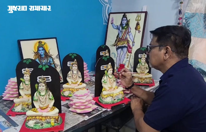 સુરતઃ મહાશિવરાત્રિ પર શિવલિંગ પર 'ઘીણા કમળ' ચઢાવવાનો અનોખો મહિમા, વધુ માંગને કારણે કલાકારો વ્યસ્ત 2 - તસવીર