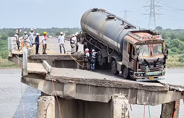 ગંભીર બ્રિજ પર લટકેલા ટેન્કરને બલૂન ટેકનોલોજીથી ઉતારાશે 1 - image