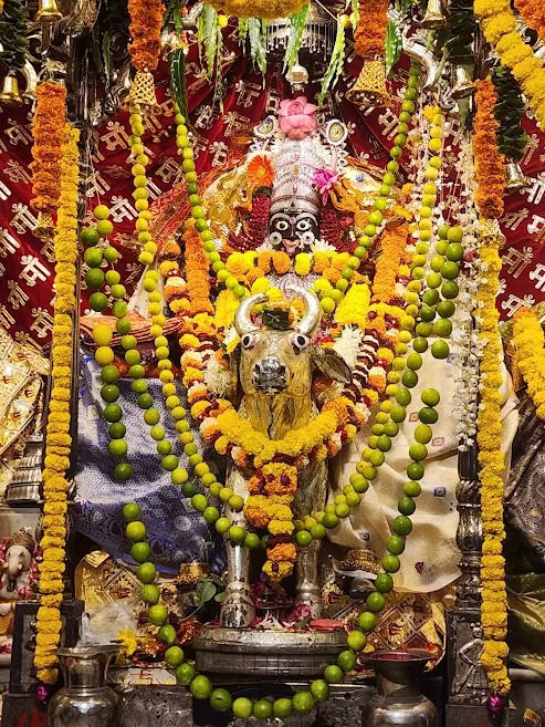 સુરતમાં 311 વર્ષ જૂનું મહાકાળીનું મંદિર, જ્યાં 18 ભુજાવાળી માતાની દુર્લભ પ્રતિમાની થાય છે પૂજા! 3 - image