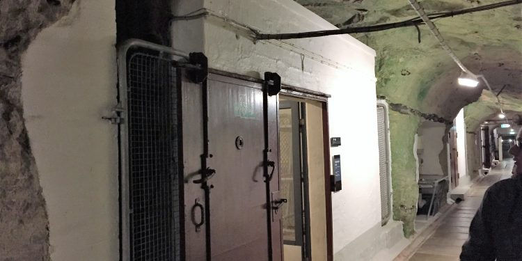 જમીનથી 60 મીટર નીચે શીતયુધ્ધના સમયનું  પરમાણુ બંકર બન્યું મ્યુઝિયમ, સુવિધા જોઇને ચોંકી જશો 5 - image