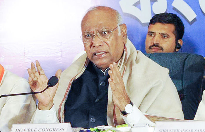 'ગુજરાતીઓની લાગણી દુભાવવાનો કોઈ હેતુ નહોતો...' વિવાદાસ્પદ નિવેદન પર ખડગેએ માફી માગી!