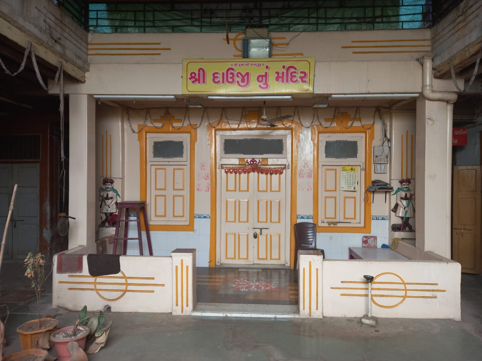 સુરત મહાનગરપાલિકાનો અણઘડ વહીવટ, ગોપીપુરાના દાઉજીનું નાળું દાઉદજીના ખાડામાં ફેરવાયું 2 - તસવીર