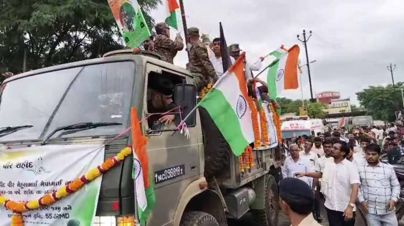 અમરેલી: ધામેલ ગામના શહીદ જવાન મેહુલભાઈને ગાર્ડ ઓફ ઓનર સાથે અંતિમ વિદાય, મોટી સંખ્યામાં લોકો ઉમટ્યા 2 - image