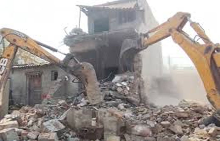 ગુનાહિત પ્રવૃતિ સાથે સંકળાયેલા ઇસમોના ગેરકાયદે મકાનો પર બુલડોઝર ફરી વળ્યા 1 - image