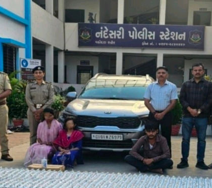 દારૃની હેરાફેરી માટે યુવતીઓનો ઉપયોગ,કારમાંથી 7 લાખના દારૃ સાથે બે યુવતી અને યુવક પકડાયા 1 - image