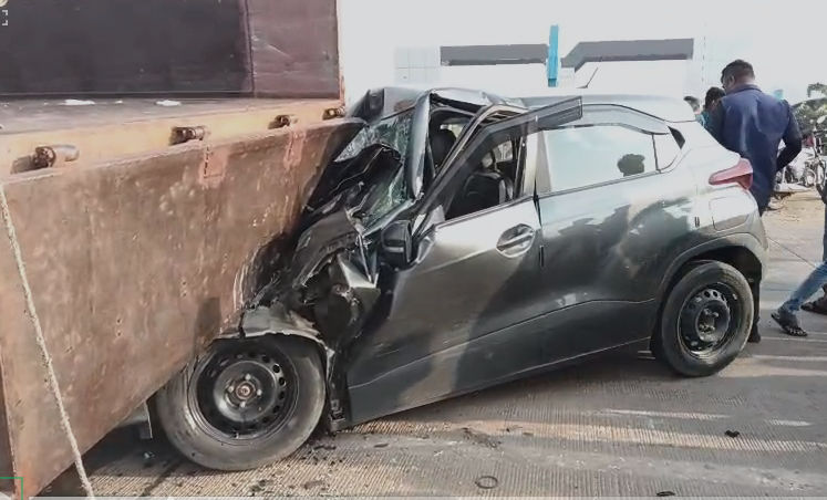 ભાવનગર-સોમનાથ નેશનલ હાઇવે પર અકસ્માત, રાજુલા પાસે ટ્રક પાછળ કાર ઘૂસી જતાં ડ્રાઈવર ઈજાગ્રસ્ત 2 - image