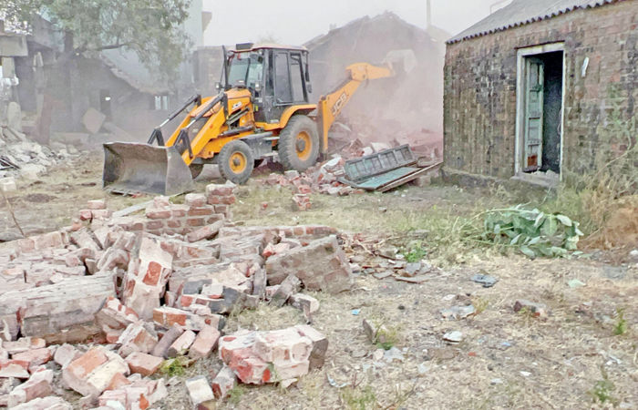 સુરેન્દ્રનગર જિલ્લામાં 15 દિવસમાં હોટલ સહિતના દબાણો તોડી 42 એકર સરકારી જમીન ખૂલી કરાઇ 1 - image