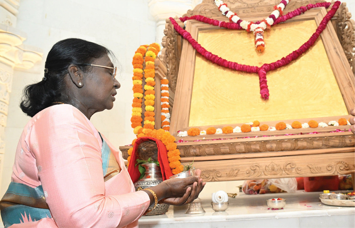 VIDEO : અયોધ્યામાં રાષ્ટ્રપતિ દ્રૌપદી મૂર્મુના હસ્તે 'શ્રી રામ યંત્ર'ની સ્થાપના! જાણો શું છે તેની ખાસિયત 3 - image