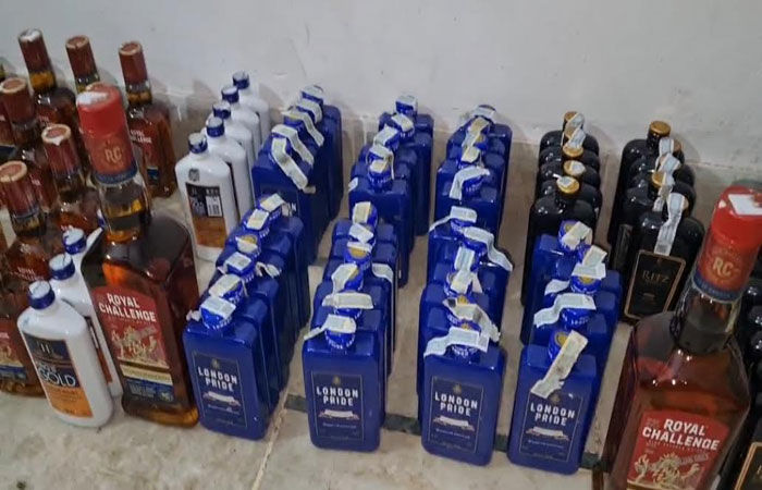 વઢવાણના ડાંગસીયા પરામાં મકાનમાંથી દારૃની ૯૨ બોટલ ઝડપાઇ 1 - image