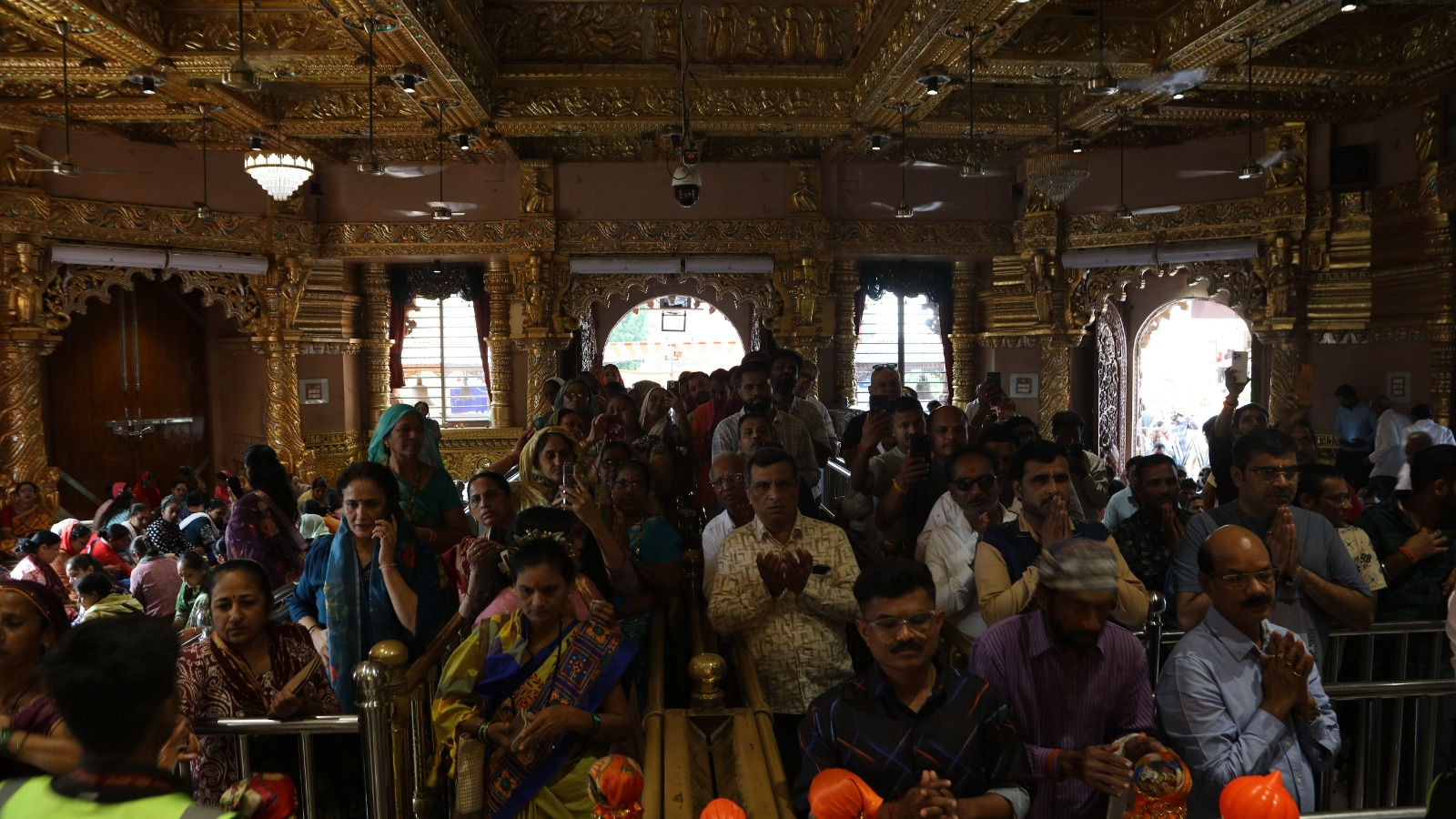 શરદ પૂનમ: સાળંગપુરમાં કષ્ટભંજન દાદાએ ડાયમંડના મુકુટમાં આપ્યા દર્શન, 200 કિલો ફૂલનો શણગાર 4 - image