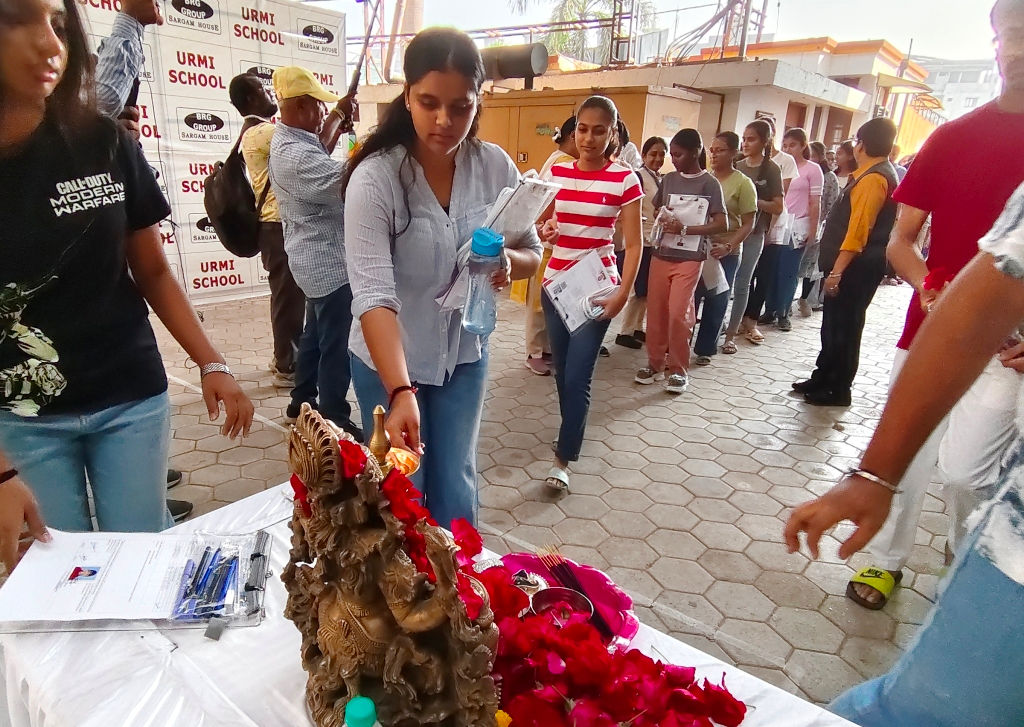 વિદ્યાર્થીઓનું ચોકલેટ- ગુલાબ સાથે સ્વાગત, વાલીઓ બહાર ગરમીમાં શેકાયા 1 - image