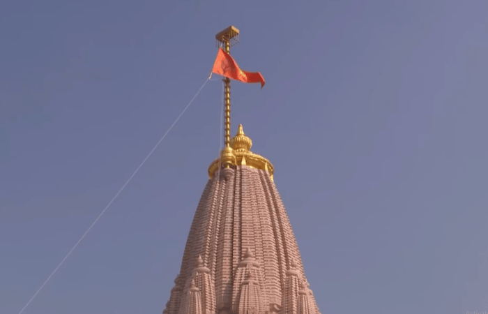 અયોધ્યામાં સદીઓ બાદ રામમંદિર પર લહેરાઈ ધ્વજા, વિશ્વભરના રામભક્તો ભાવુક 1 - image