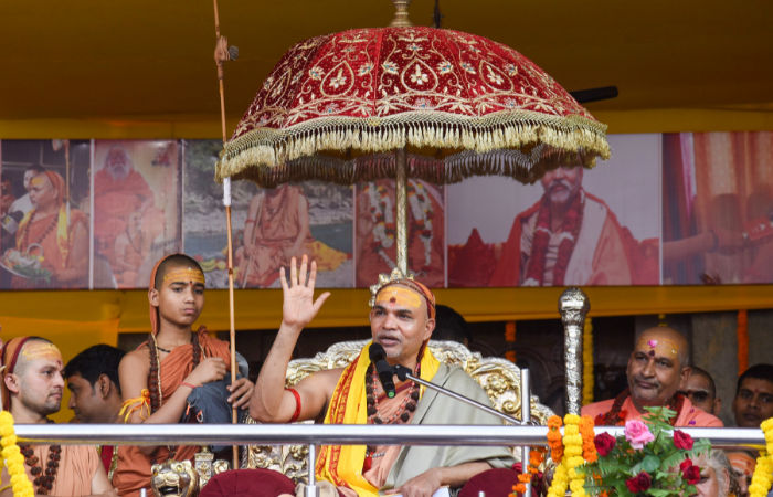 શંકરાચાર્ય VS તંત્ર: સ્વામી અવિમુક્તેશ્વરાનંદના શિબિરની બહાર ભારે હોબાળો, 'બુલડોઝર બાબા'ના નારા લાગ્યા 1 - image