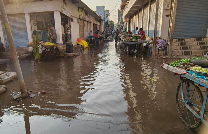 જોરાવરનગર શાક માર્કેટમાં ભૂગર્ભ ગટરના પાણી ભરાયા 1 - image