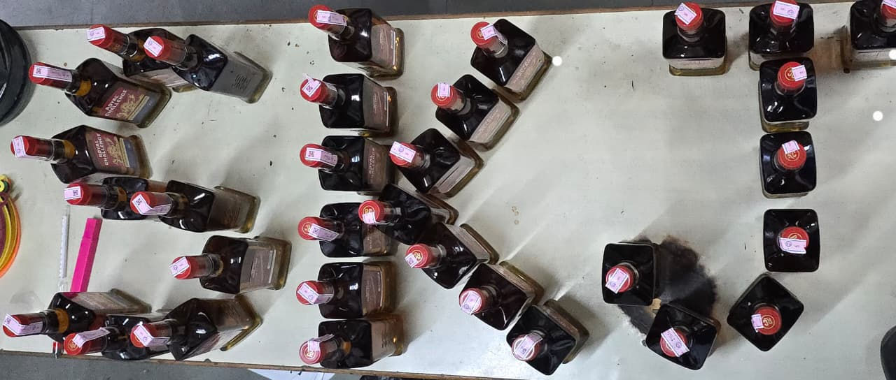 ફતેવાડી વિસ્તારમાં પોલીસે નકલી વિદેશી દારૂ તૈયાર કરતી ફેક્ટરી પકડી 2 - image