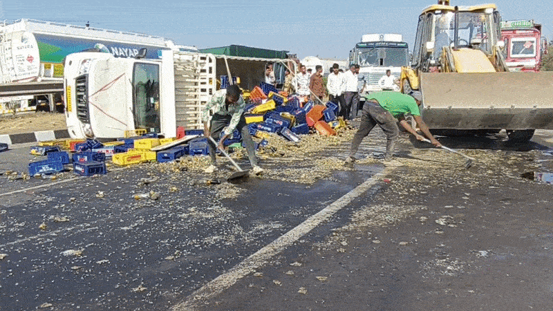 જામનગર-ખંભાળિયા હાઇવે પર ઠંડા પીણાની બોટલો ભરેલો ટેમ્પો પલટ્યો, રસ્તા પર કાચના ટુકડા વેરવિખેર 1 - image