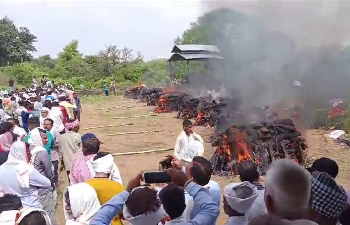 ગાંધીનગરનું વાસણા સોગઠી ગામ હિબકે ચઢ્યું, એક સાથે 8 ચિતા સળગી, સર્જાયા કરુણ દૃશ્યો 1 - image