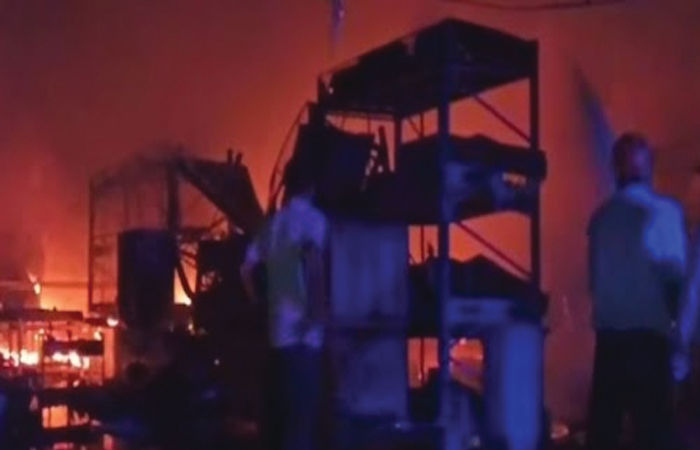 રણોલીની કંપનીમાં મોડી રાત્રે ભીષણ આગ, આસપાસની કંપનીઓમાં ગભરાટ ફેલાયો 1 - image