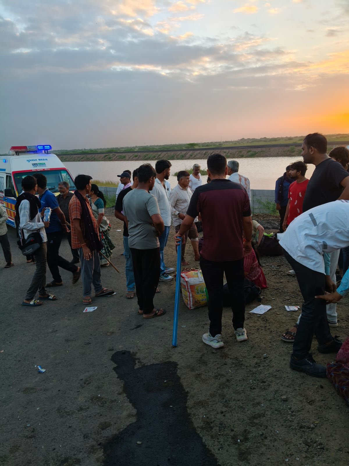 ધોલેરા-ભાવનગર હાઈવે પર બે લક્ઝરી બસ વચ્ચે ટક્કર, 3ની હાલત ગંભીર, 10 ઈજાગ્રસ્ત 2 - image