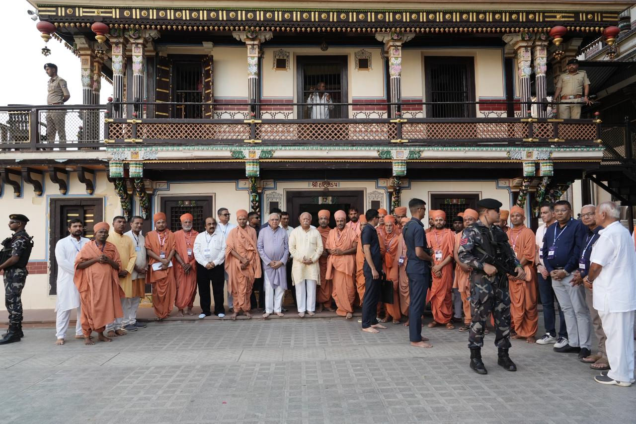 વડતાલધામમાં સેવા, સંસ્કાર અને સત્સંગનો ત્રિવેણી સંગમ: RSS વડા મોહન ભાગવતે લક્ષ્મીનારાયણ દેવના આશીર્વાદ લીધા 3 - image