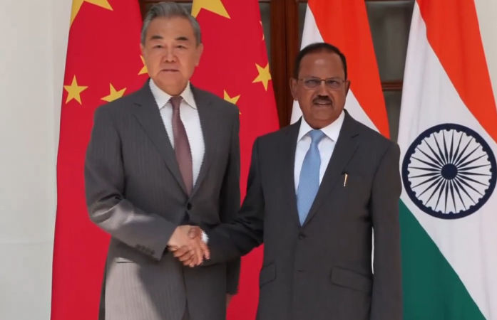 એસ. જયશંકર બાદ અજીત ડોભાલને મળ્યા ચીનના વિદેશ મંત્રી, જાણો કયા કયા મુદ્દે થઈ વાતચીત 1 - image