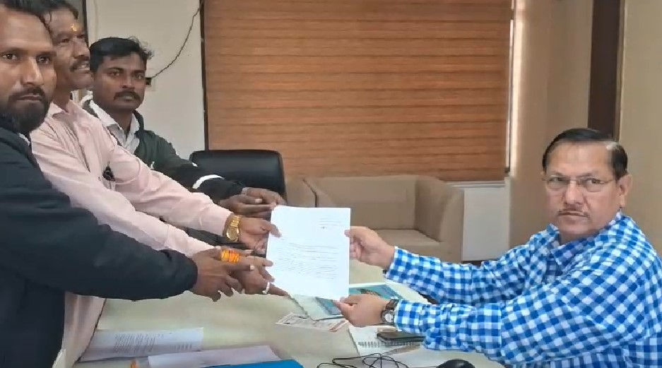 છોટાઉદેપુરના 12 ગામોમાં હજુ ડામરનો પાક્કો રસ્તો નહીં, હજારો લોકો પરેશાન: પૂર્વ સરપંચની તંત્રને રજૂઆત 5 - image