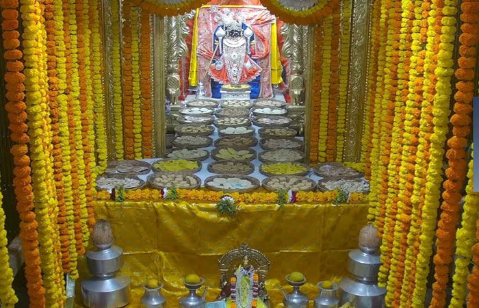 દ્વારકામાં નૂતન વર્ષ નિમિત્તે ઠાકોરજીના દર્શન માટે ભાવિકોની ભીડ જામી 1 - image