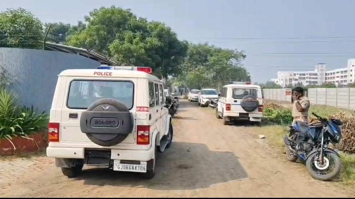 તિજોરીકી ચાવી દો,વરના સબકો માર ડાલેંગે  પાટોદના ફાર્મહાઉસમાં લૂંટારૃઓ ત્રાટક્યા 1 - image