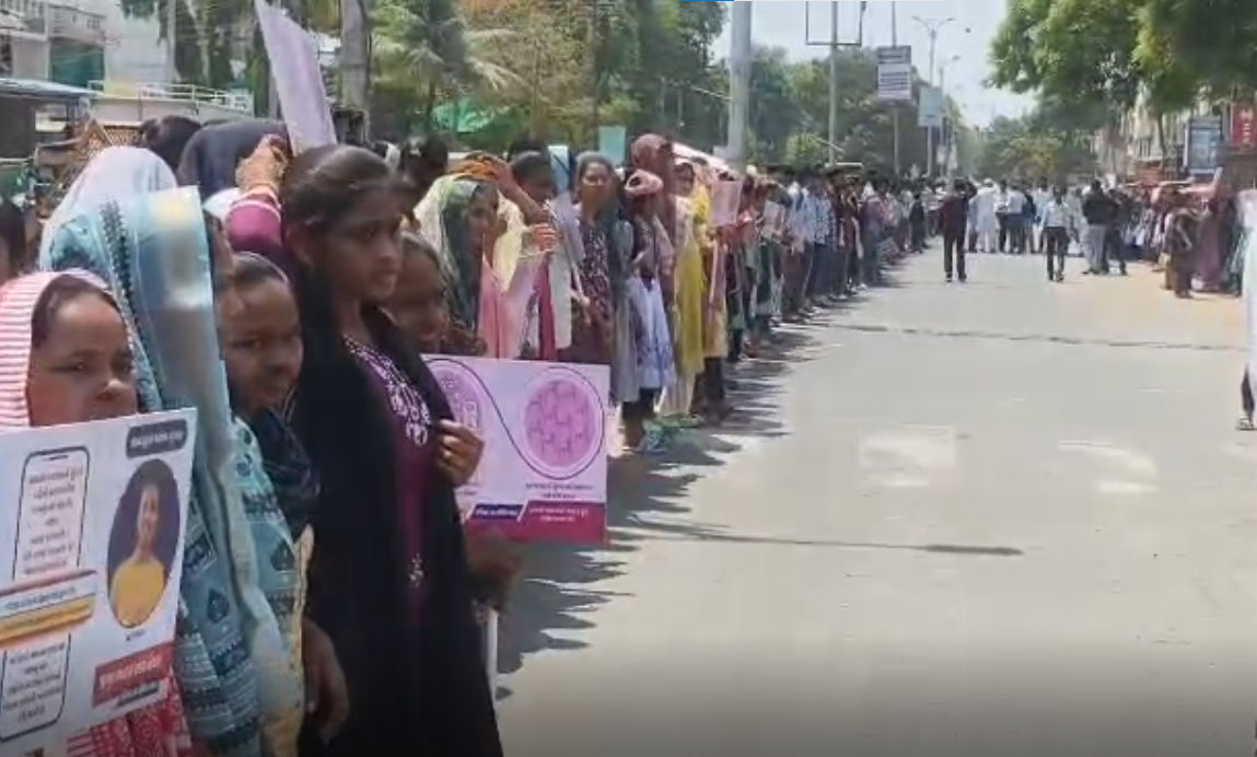 છોટા ઉદેપુર: ઉમેદવારોને લોકોના બહિષ્કારનો ભય, તંત્રને 'વોટિંગ' ઘટવાનો ડર! ભોગ બન્યા શાળાના બાળકો 2 - image