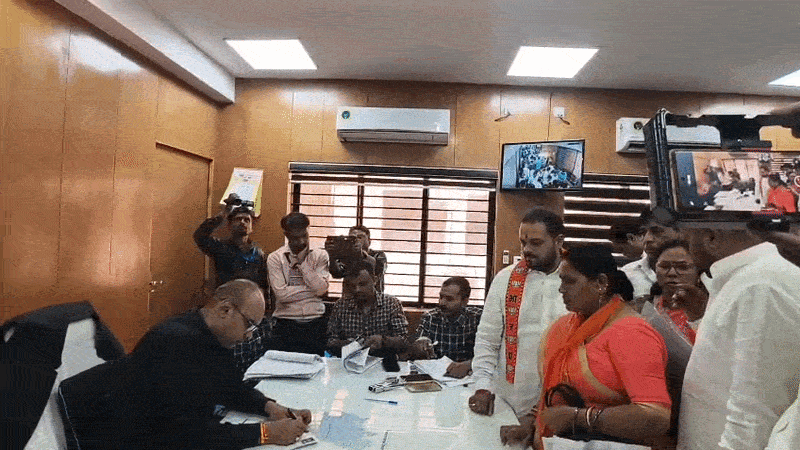 ગોધરા: ફોર્મ ભરવા માટે તો લક્ઝરી કારોનો મેળો જામ્યો, શું જીત્યા પછી જનતાની મદદ માટે પણ આ ગાડીઓ આમ જ દોડશે? 2 - image