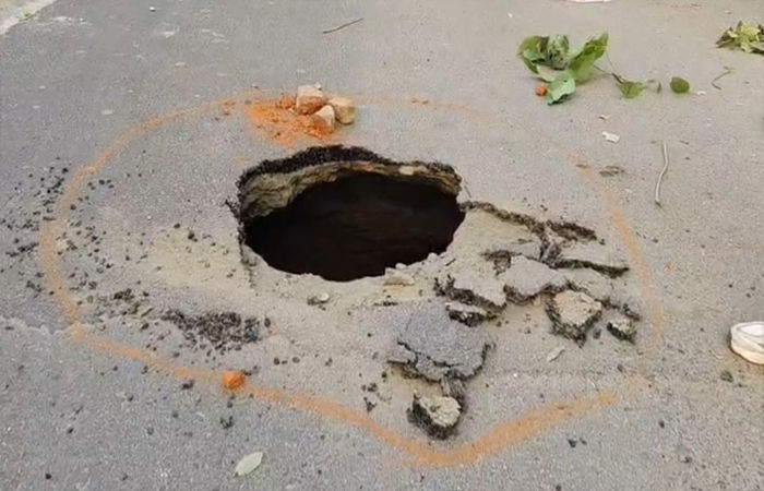 વડોદરાના અકોટા ગામ પાસે અગાઉની જગ્યાએ ફરી ભૂવો પડ્યો 1 - image