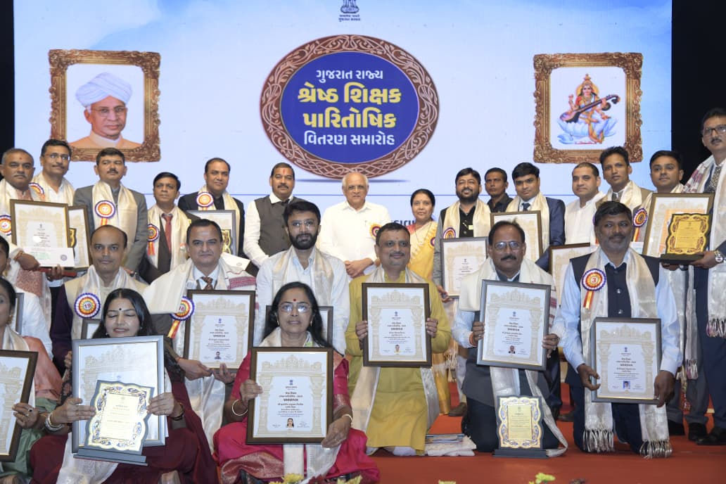 એક શિક્ષકનું અનોખું સમર્પણ: ધોલેરાના મીનેશભાઈ વાળંદને શ્રેષ્ઠ શિક્ષક એવોર્ડ, અનેક દીકરીઓના જીવનમાં લાવ્યા પરિવર્તન 3 - image