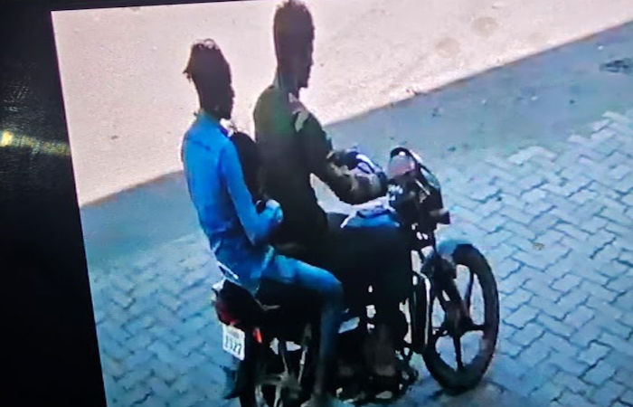 જામનગરના ધ્રોલ પંથકમાં વાડીમાં રહીને મજૂરી કામ કરતા પરપ્રાંતિય શ્રમિક પરિવારની 5 વર્ષની બાળાનું અપહરણ : પાડોશી શખ્સ સામે પોલીસ ફરિયાદ 1 - image