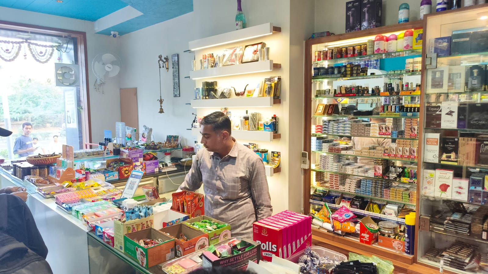 Ahmedabad SOG, food department seals pan parlours for violating safety norms