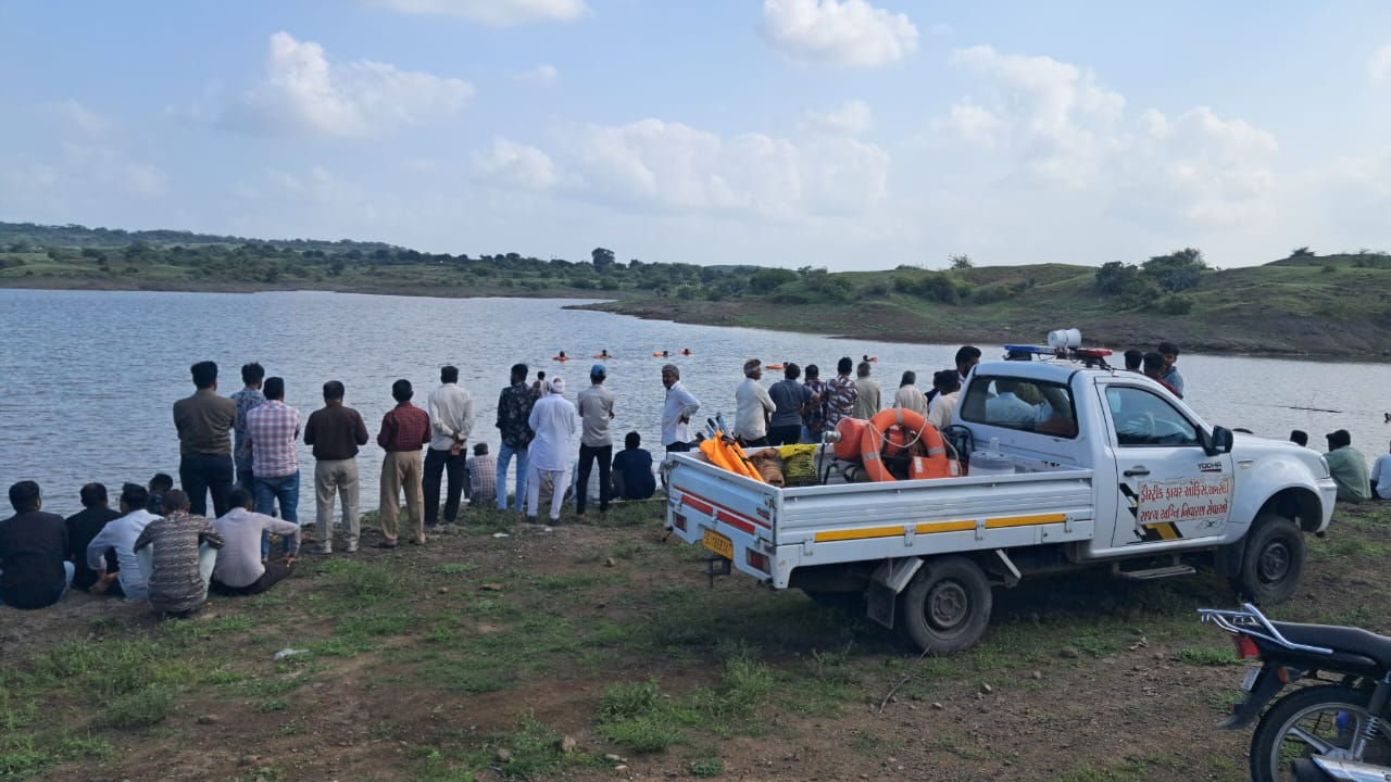 ધારી તાલુકાના ભરડ ગામે ચેકડેમમાં બે સગા ભાઇઓ પાણીમાં ડૂબ્યા, એકનું મોત, એકનો આબાદ બચાવ 2 - image