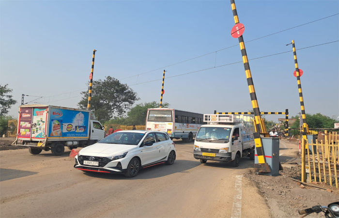 વડોદરા-ડભોઇ વચ્ચેની પલાસવાડા રેલવે ફાટક લોકોની પરેશાની અને તકલીફોનું કારણ બની 1 - image