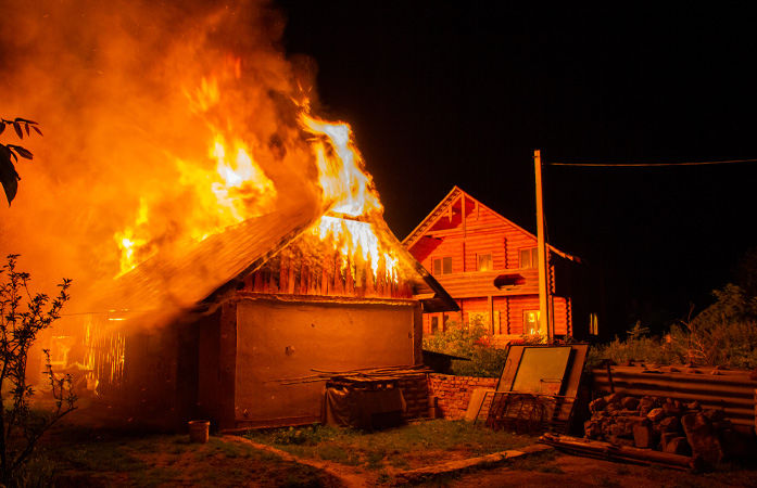 ઉત્તરપ્રદેશમાં એક ઘરમાંથી 6 મૃતદેહો મળ્યાં, બે બાળકની હત્યા કરી માથાફરેલાએ ઘરને આગ ચાંપી 1 - image