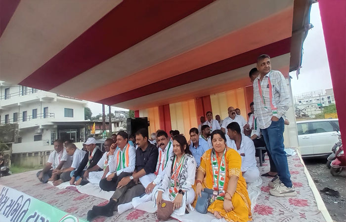 વાપીમાં રેલવે ફલાય ઓવરની કામગીરી મંથરગતિએ અને બિસ્માર માર્ગ સામે કોંગ્રેસના ધરણા 2 - image