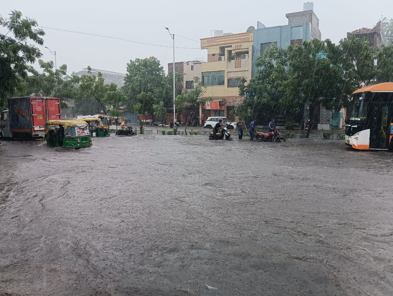 અમદાવાદ જળમગ્ન બન્યું: પૂર્વ વિસ્તારમાં પૂર જેવી સ્થિતિ સર્જાઈ, રસ્તા બેટમાં ફેરવાયા, મીઠાખળી અંડરપાસ બંધ કરાયો 3 - image