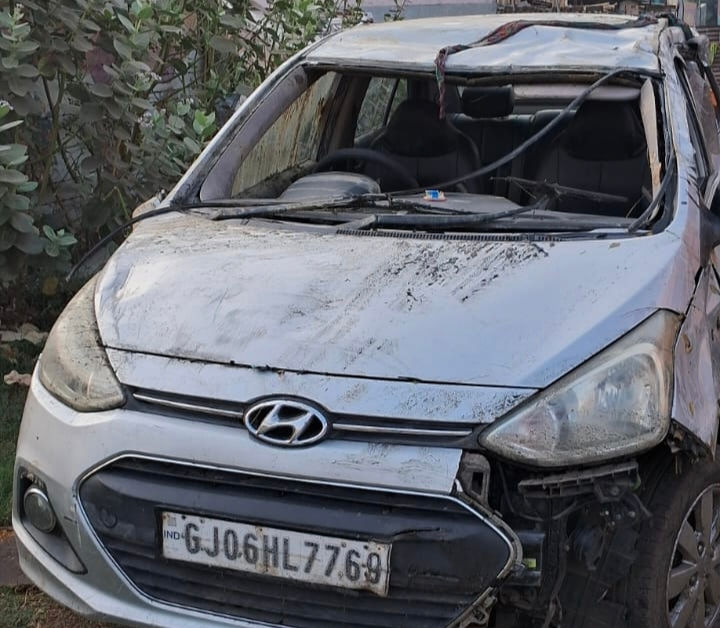 લક્ષ્મીપુરા રોડ પર કારચાલકે સ્ટિઅરિંગ પરનો કાબૂ ગુમાવતાં કાર વરસાદી કાંસમાં ખાબકી ઊંધી પડી 1 - image