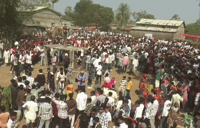 છોટા ઉદેપુરના રૂમડિયામાં 'ગોળ ફર્યાનો મેળો': બાધા પૂર્ણ થતા લાકડાના મંચ પર ગોળ-ગોળ ફેરવવાની અનોખી પરંપરા, વિદેશીઓ ઉમટ્યા 2 - image