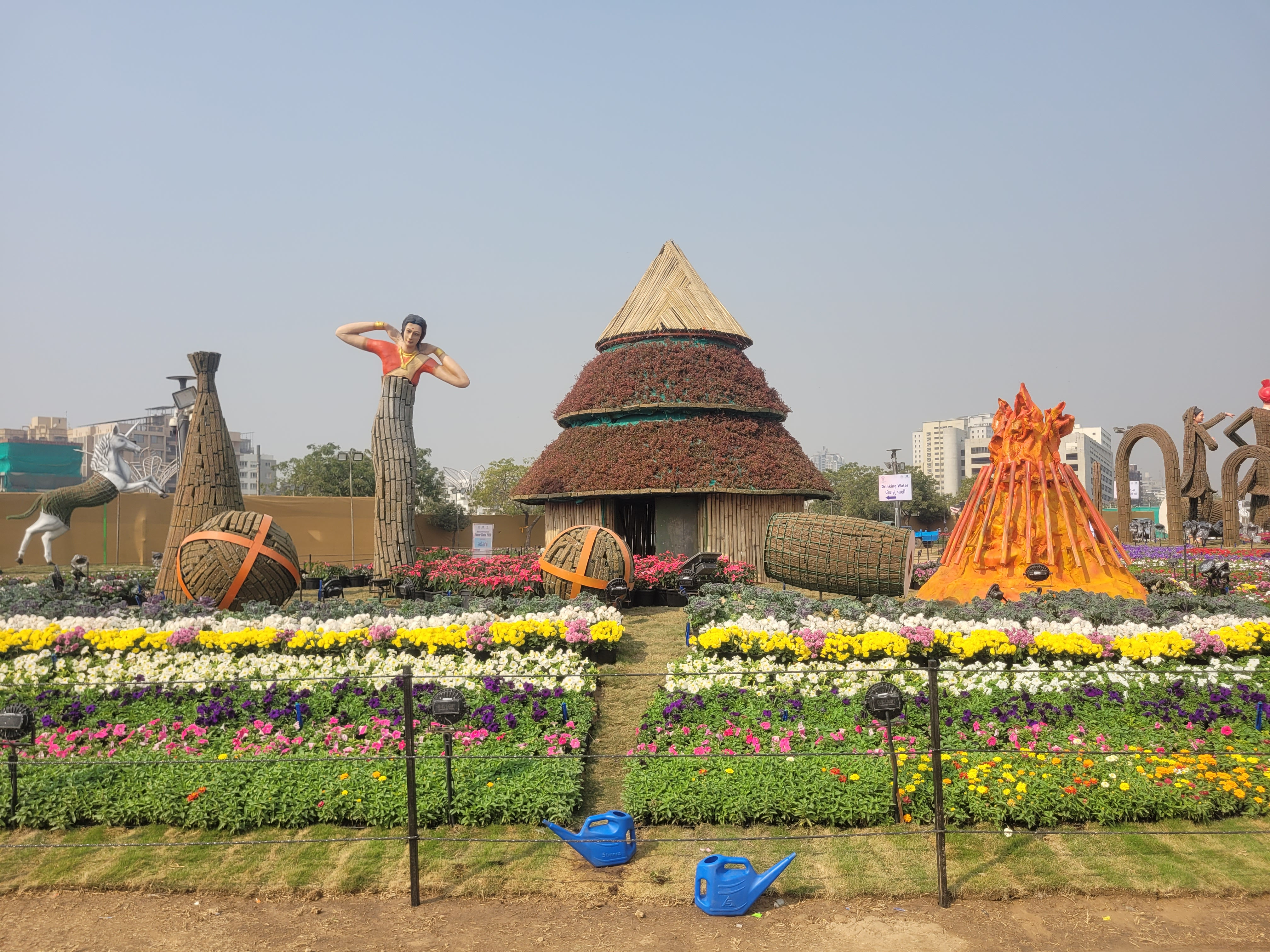 અમદાવાદમાં ફૂલોનો મનમોહક દરિયો! 1 જાન્યુઆરીથી ફ્લાવર શોનો પ્રારંભ, જાણો મુખ્ય આકર્ષણો અને ટિકિટના દર 13 - image