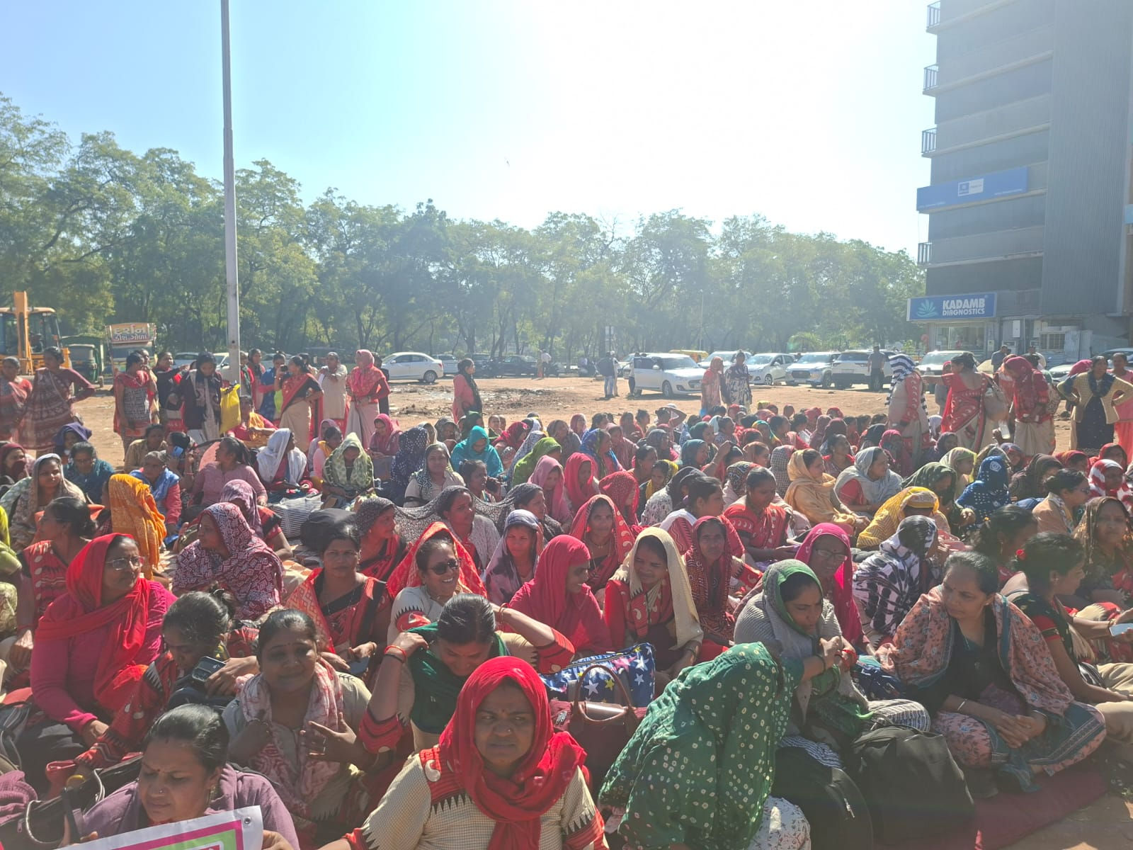 આંગણવાડી બહેનોની ધીરજ ખૂટી! પડતર માંગણી 'પડતર' જ રહેતા ગાંધીનગરમાં ફરી ધરણા પ્રદર્શન 2 - image